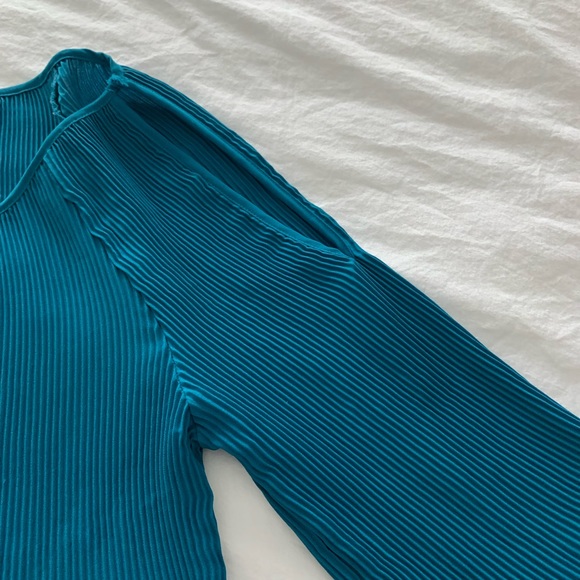 Turquoise slit sleeve blouse. - Picture 5 of 5